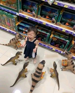Ребенок и динозавры